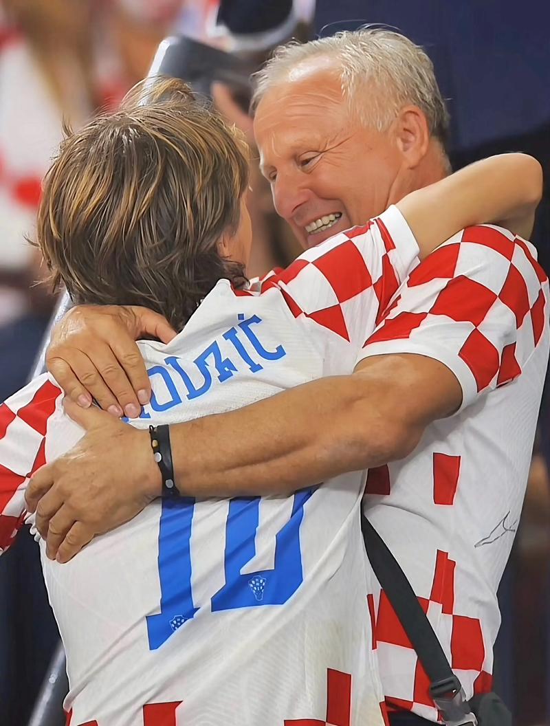 足球法甲豪门官宣续约核心前锋，合同长达五年