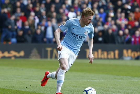 给爷整笑了，曼奇尼假意亲吻布鲁马多，将布鲁马多逗笑