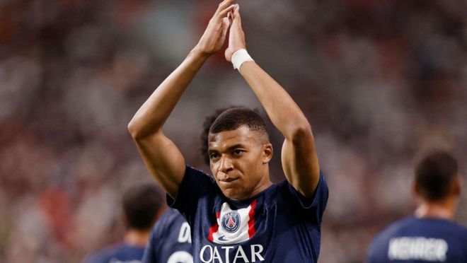 从手足无措到游刃有余，齐达内在公园学着踢毽子